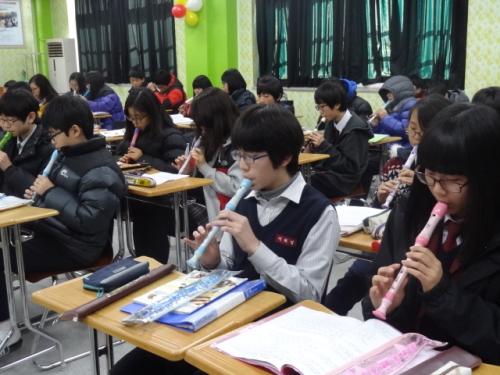 우리 학교 1학년 4반 학생들의 리코오더 합주. 작은 음악회의 한 모습이다.