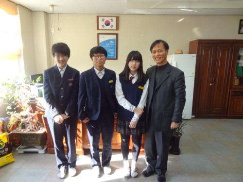 학생회장단 선거에서 당선된 학생들이 찾아 왔다. 이들은 내년도 우리 학교를 이끌어가게 된다.