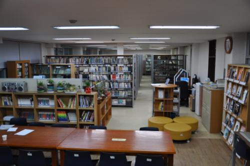 학교에서 가장 좋은 자리를 물색하여 자리를 옮긴 서령고등학교 도서관 내부 모습.