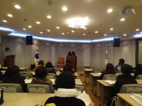 연수 개회식에서 안양옥 교총 회장이 인사말을 하고 있다.