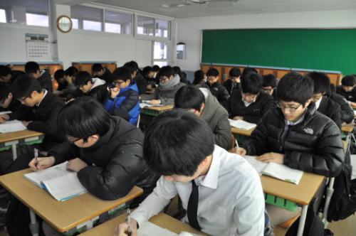 충남 서산 서령고등학교 1학년 학생들이 겨울방학을 맞아 선택형 보충수업을 받고 있다.