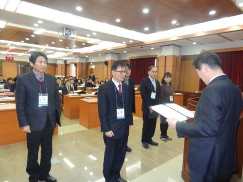 교사 행정업무경감에 기여한 여주 점동고 손희선 교감이 교과부장관 표창을 받고 있다.