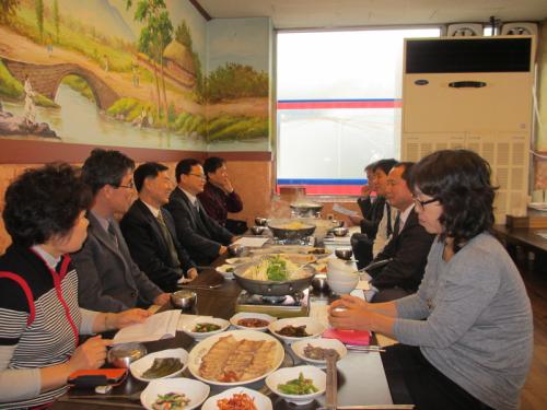 '신년 율천동 학교장과의 간담회' 모습(2013.1.16) 장안구 율천동 주관이다.