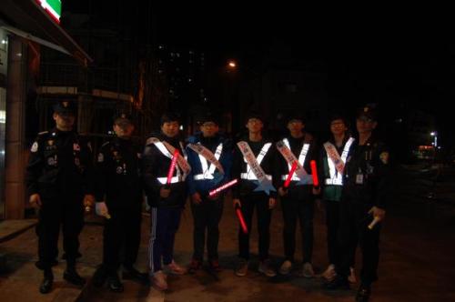 충남 서산 서령고 보조국동아리 회원들이 서산시자율방범연합대 기동순찰대원들과 함께 야간순찰을 돌고 있다.