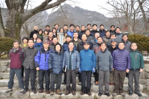 내소사에서 혹한의 겨울 추위를 뜨거운 연수로 녹이는 서령고 선생님들.