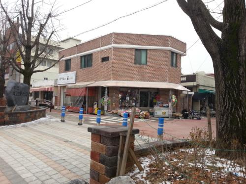 필자가 근무하는 학교 앞은 문방구 전경. 차가운 날씨만큼 간판도 없고 초라한 모습이다. 저 문방구가 활성화 되었으면 좋으련만.