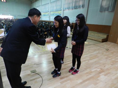 장학금 전달 장면