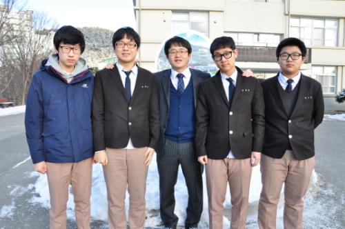 서령고 휴먼테크 논문대상 수상학생들과 지도선생님(사진 왼쪽부터 박진규, 엄태훈, 지도교사 이승택, 전병준, 정구일 군)