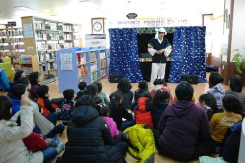 충남 서산시립도서관이, 봄방학을 맞은 초중고 학생들을 위해 영어 인형극 '아낌없이 주는 나무'를 공연하고 있다.