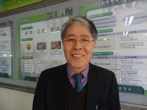 율전중학교 교장실을 찾은 윤세룡 전 포항 교육장