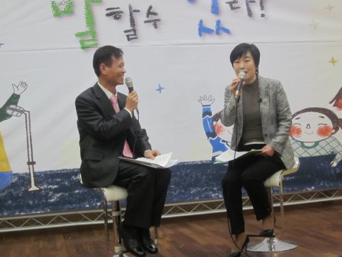 진행자와 인터뷰하는 이영관 교장