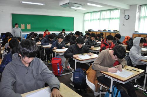 2013년 2월 18일(월). 충남 서산 서령고 신입생들이 제2차 진단평가를 실시하고 있다.