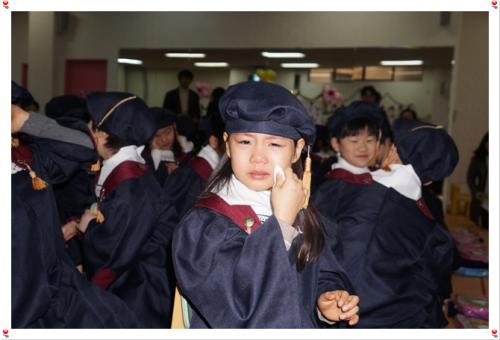 유치원 졸업식장의 손녀