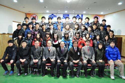 2월 21일(목) 충남 서산 서령고영재교육원 학생들이 수료식을 마치고 기념촬영을 하고 있다.
