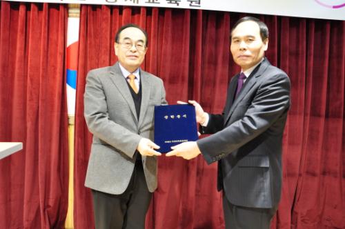 서산인재육성재단 강춘식 이사장이 서령고 김동민 교장선생님께 장학증서를 전달하고 있다.