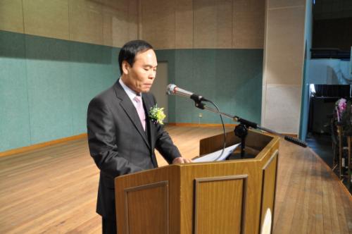 입학식에서 환영사를 하시는 김동민 교장선생님.