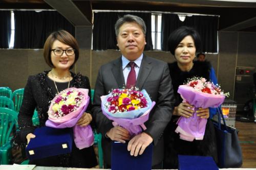 학교를 위해 헌신하신 최건 학부모회장과 김가혜 자모회장, 이영옥 자모회총무님에 대한 감사패 수여가 있었다.(사진 왼쪽부터 김가혜, 최건, 이영옥 님)