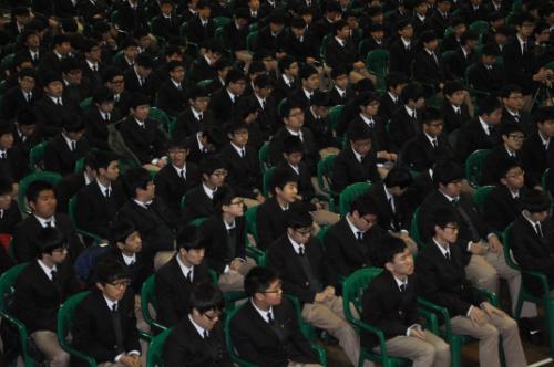 오늘은 2013학년도 신입생 입학식이 있었다. 입학을 축하하듯 날씨까지 포근하여 봄기운이 완연하다. 새 교복을 멋지게 차려입은 신입생들의 모습이 새싹처럼 파릇파릇하다.