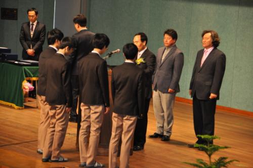 총동창회장님의 장학금 전달식 장면