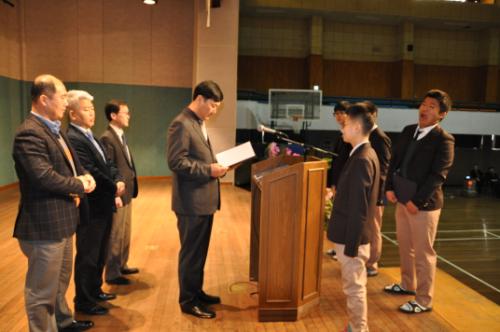 입학식에서는 성적우수학생들에 대한 장학금 수여가 있었다.