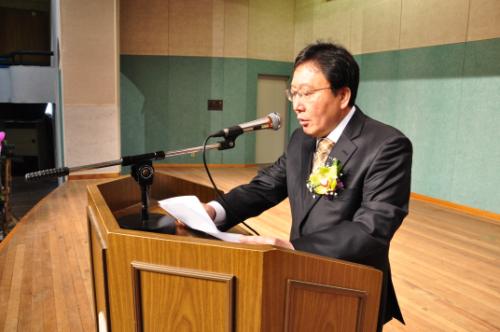 입학식에서 축사를 하시는 심관수 이사장님.