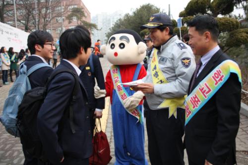 율천파출소 경찰관도 학교폭력 추방 캠페인에 동참하였다.