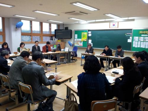 '2013년 수원 혁신학교 클러스터 워크숍' 장면. 초등학교 북부권 모임이다.