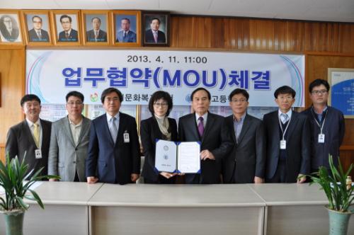 4월 11일(목) 충남 서산 서령고와 서산문화복지센터 관계자들이 업무협약식을 체결한 뒤 기념촬영을 하고 있다.