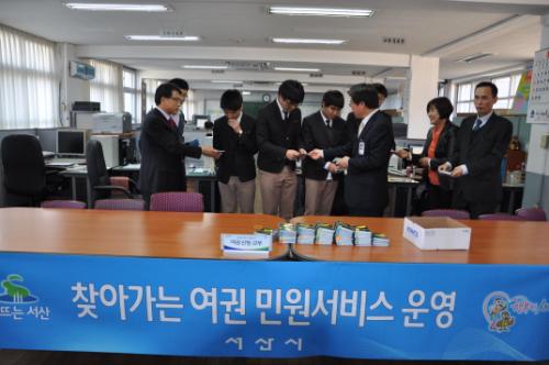서산시청 공무원들이 서령고(교장 김동민)를 방문, 수학여행을 떠나는 2학년 학생들의 여권을 발급해주고 있다.
