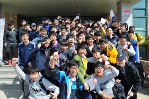 4월13일 제15회 청소년문학제에 참가한 충남 서산 서령고 학생들이 환호성을 지르고 있다.