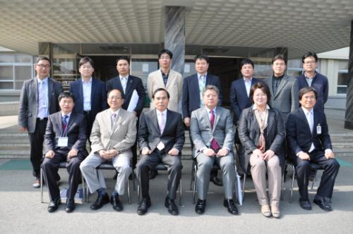 4월 17일. 충남 서산 서령고를 방문한 교육기부강사들이 학생들과 대화를 마친 뒤 학교관계자들과 기념촬영을 하고 있다.