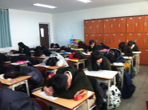 '야간자율학습' 잠깐의 휴식을 취하는 아이들