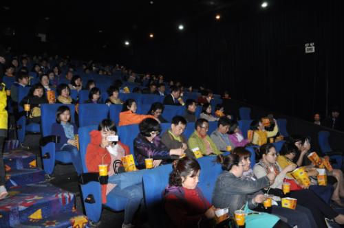 24일 대한교직원공제회에서 실시한 영화관람이벤트 참석한 선생님들이 영화상영을 기다리고 있다.