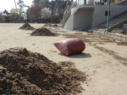 배수로에서 나온 흙이 제법 된다. 이 폐기물 함부로 처리하면 안 된다.