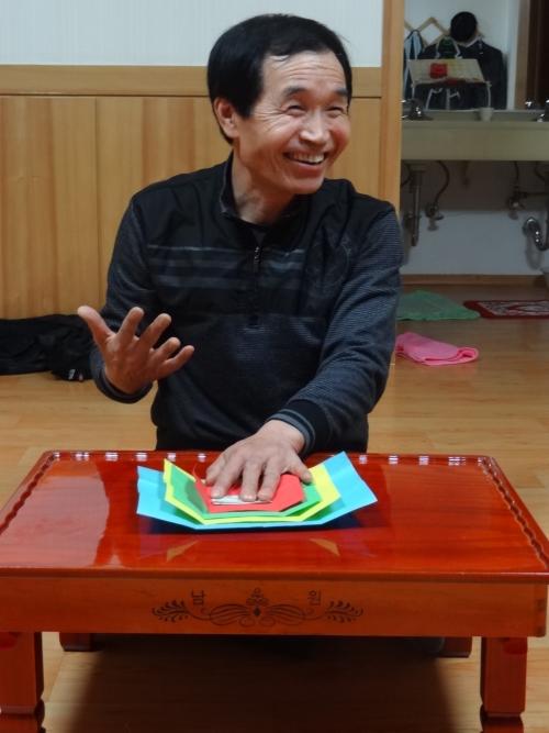 마술사 권의식 교장의 종이접기 마술. 4가지 종이를 접었다 펼치니 만원짜리 한 장이 순식간에 사라졌다.