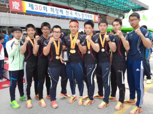 28일 충남 서산 서령고 카누선수들이 제30회 회장배 전국카누경기대회 고등부 종합우승을 차지한 후 파이팅을 외치고 있다.