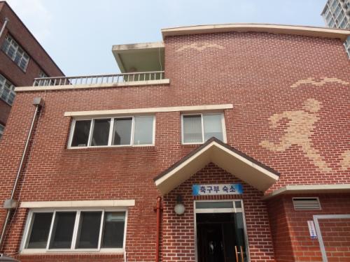 율전중학교 축구부 숙소 전경. 이 학교에는 축구부와 태권도부가 있다.