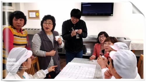 사진은 점심을 외부에 시켜먹고 밥값내기 사다리를 타면서 교직원의 얼굴에 희비가 나누어진다.