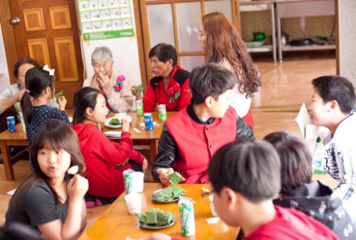 북내초 주암분교장에서 준비한 절편을 드시며 즐거운 한때를 보내는 동네 주민과 어린이들