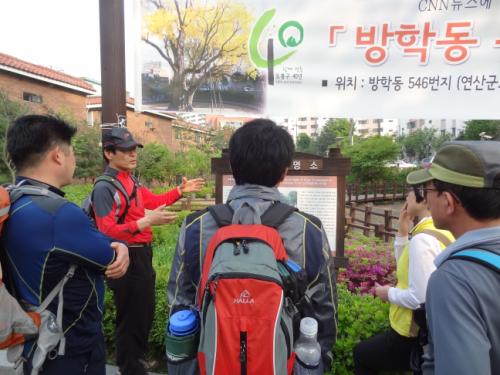 연산군묘 앞에서는 최 교장이 안내를 맡았다.