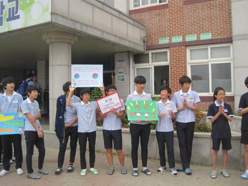 율전중 학생들이 피켓을 만들어 학교를 방문하는 중국 방문객을 환영하고 있다.