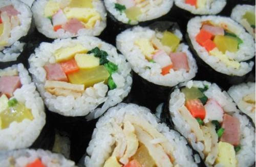 옛날엔 집집마다 김밥맛이 달랐다. 얼마 전부터 김밥집 맛으로 통일 되었다. 지금은 소풍 가서 김밥 먹기가 힘들다. 식당에서 음식을 사먹기 때문이다. 추억 속의 김밥이 되었다.