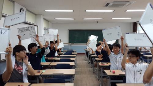 11일 충남 서산 서령고 학생들이 독서골든벨에 도전하고 있다.