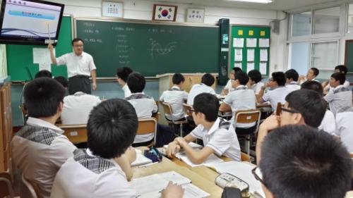 12일 충남 서산 서령고 권덕한 교사가 2학년 1반 교실에서 매력적인 수업을 위해 컨설팅 장학을 받고 있다.