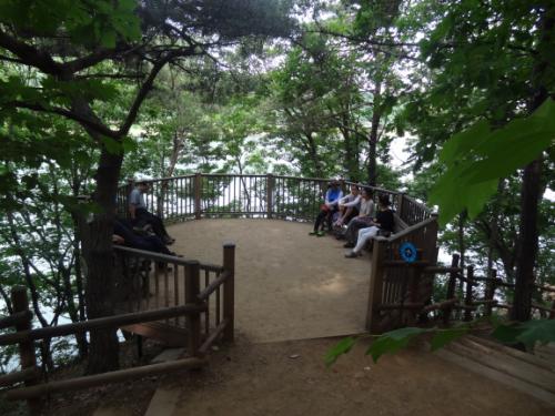 광교저수지 오솔길에는 곳곳에 휴식할 수 있는 공간이 있다.