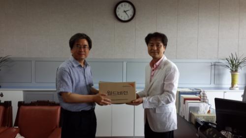 충남 서산 서령고 한승택 교감선생님께서 월들비전 담당자에게 사랑의 동전을 전달하고 있다.