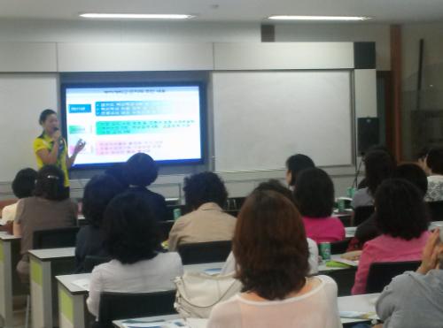 무지개학교를 설명하는 이선례 부장