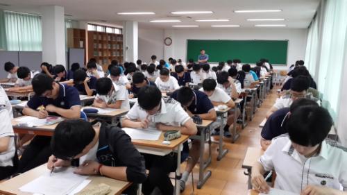 7월 10일 충남 서산 서령고 학생들이 교내 국어경시대회를 치르고 있다.