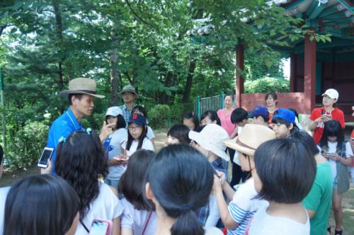 항미정 정자 앞에서 오산 원일초 어린이들이 서호에 대해 공부하고 있다.