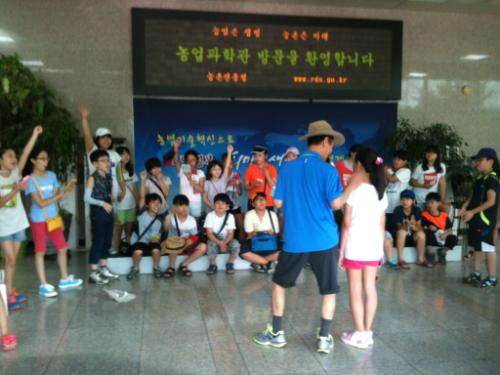 프로그램 형성평가에서 자진하여 피드백을 하고 있는 어린이들. 스스로 문제를 내고 답을 맞추는 것이다.